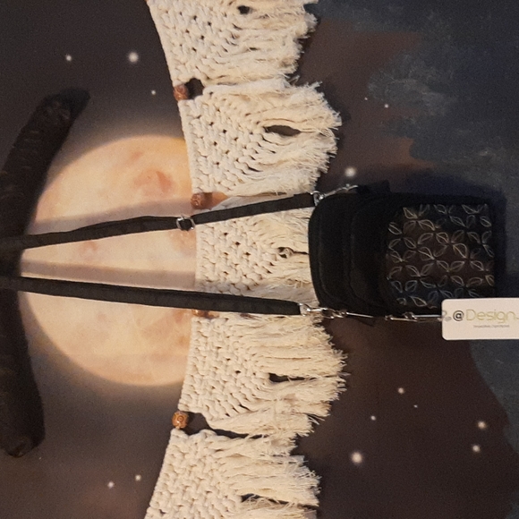 NWT phone purse crossbody leave design adjustable strap black 3 pockets - Picture 2 of 7